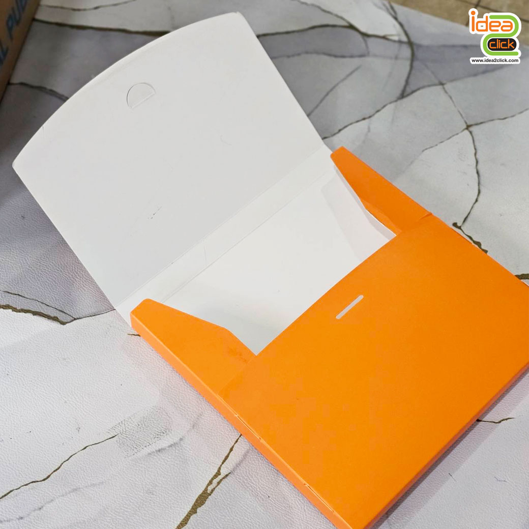 กล่องใส่เสื้อยืด T-Shirt กล่องกระดาษคราฟท์คุณภาพดี มาพร้อมสายคาดสีขาว สามารถติดสติ๊กเกอร์โลโก้เองได้ 