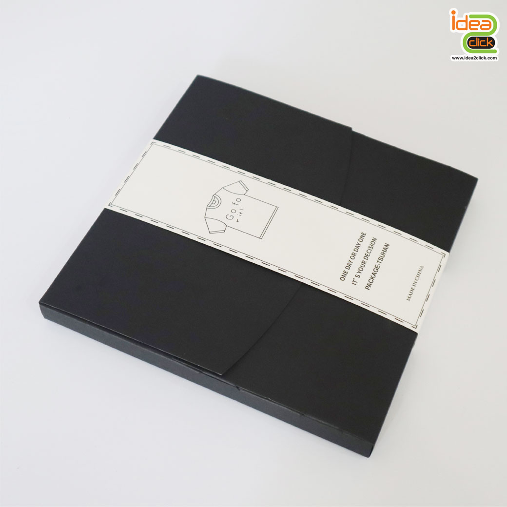 กล่องใส่เสื้อยืด T-Shirt กล่องกระดาษคราฟท์คุณภาพดี มาพร้อมสายคาดสีขาว สามารถติดสติ๊กเกอร์โลโก้เองได้ 